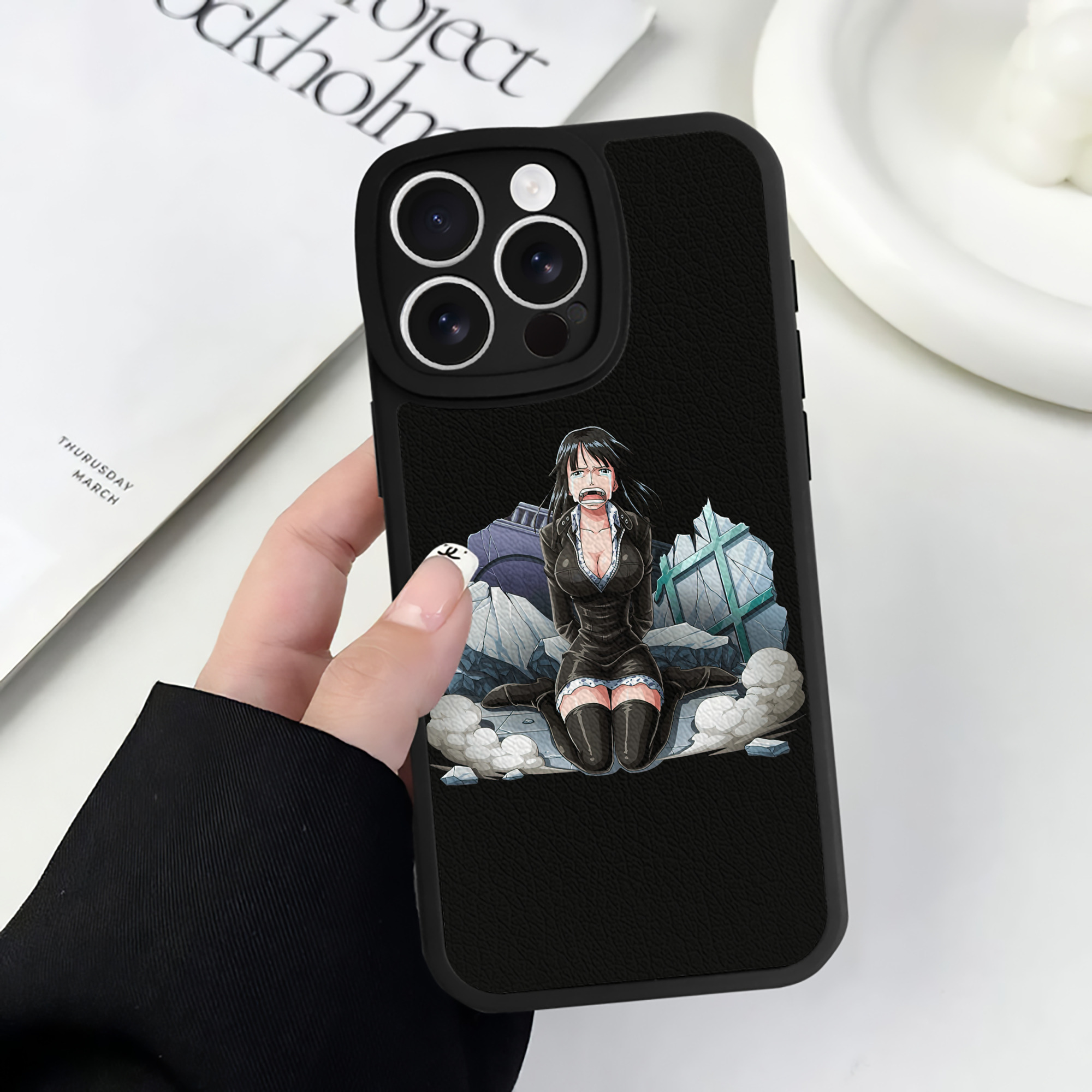 （画像用） ワンピース ニコ・ロビン ONE PIECE Nico Robin 【iPhone 16シリーズ対応】シリコンスマホケース（レザー調） 材質：シリコン